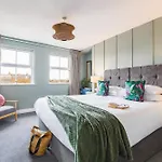 Penthouse Quiet Escape Sleeps 4