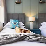 Penthouse Quiet Escape Sleeps 4 Scarborough