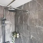Penthouse Quiet Escape Sleeps 4 *