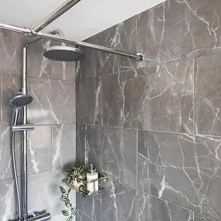 Penthouse Quiet Escape Sleeps 4 *