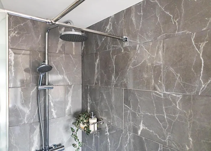 Penthouse Quiet Escape Sleeps 4 *